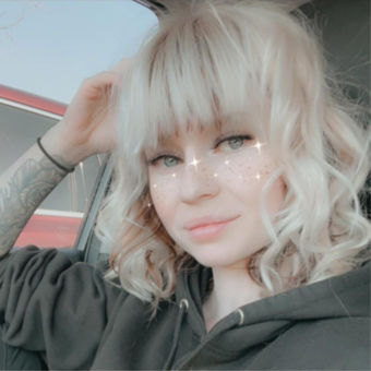 Reiley, hairstylist